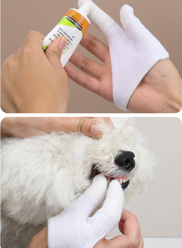 Persona aplicando producto en el guante de dedo y limpiando los dientes de un perro.