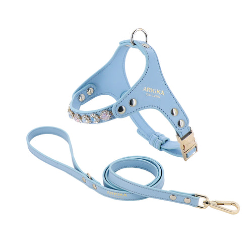 Arnés y correa azul celeste ARKIKA para perros pequeños, con pedrería brillante y herrajes dorados.